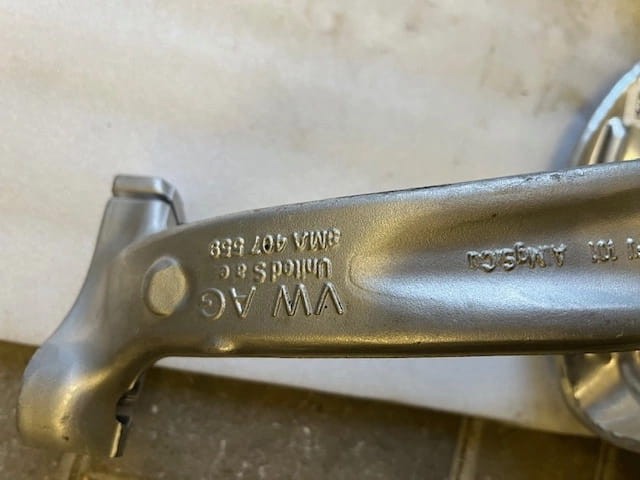 Кулак поворотний передній лівий 80A407253C VAG