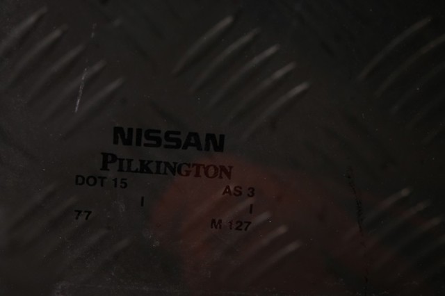 Вікно задніх дверей 823006FL1A NISSAN