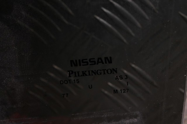 Скло задніх дверей, лівих 823016FL1A NISSAN