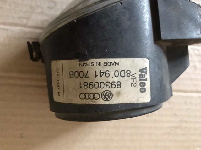 Протитуманка права 8D0941700B VAG