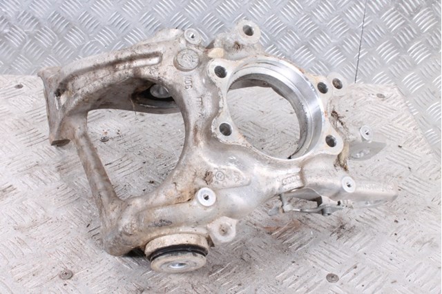 Цапфа поворотна ліва 8R0505431F VAG