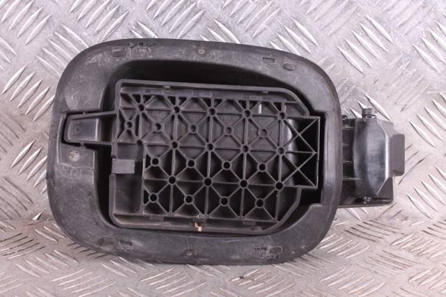 Заливна горловина бензобака 8R0809999B VAG