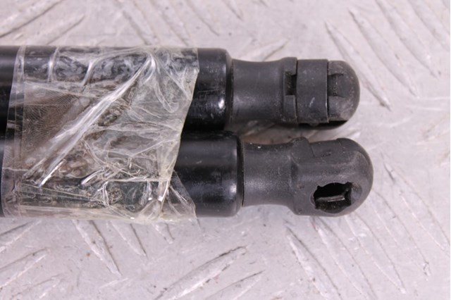 Амортизатор багажника правий 8R0827552A VAG