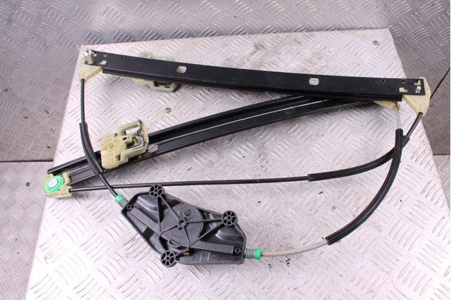 Склопідйомник передньої правої двері 8R0837462G VAG