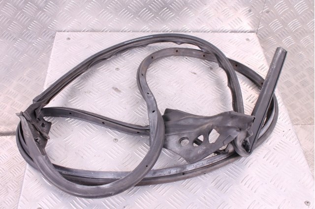 Ущільнювач двері передньої лівої (на двері) 8T0837911G VAG