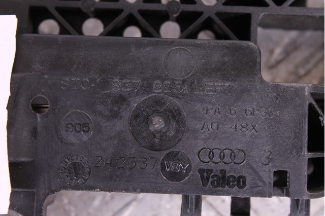 Тримач зовнішньої ручки дверей, передніх лівих 8T1837885B VAG
