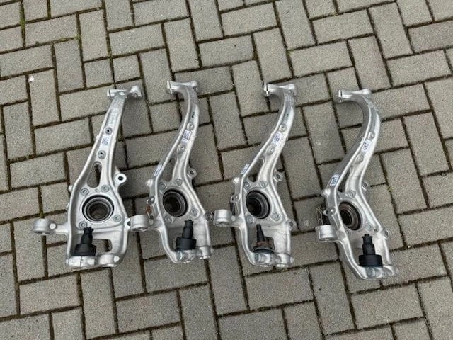 Цапфа - поворотний кулак передній, правий 8W0407242F VAG