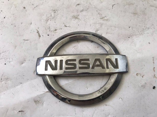Фірмовий значок на кришку багажника 90890AX600 NISSAN