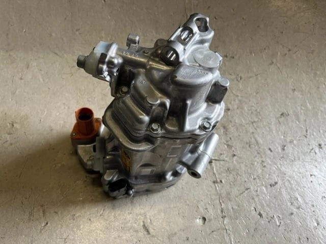 Компресор кліматичної установки A0008304404 MERCEDES