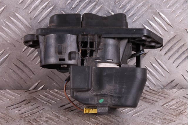 Кнопка приводу замка задньої 3/5 двері (ляди) A2207500391 MERCEDES