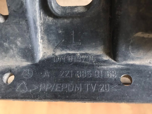 Направляюча заднього бампера, ліва A2218850163 MERCEDES