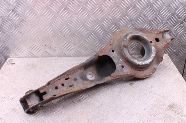 Задня поперечна тяга B39D28300C MAZDA