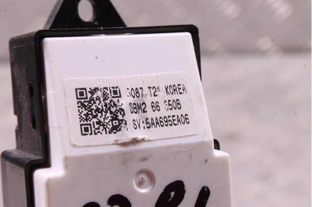 Кнопковий блок керування склопідіймачами передній лівий BBM266350B MAZDA