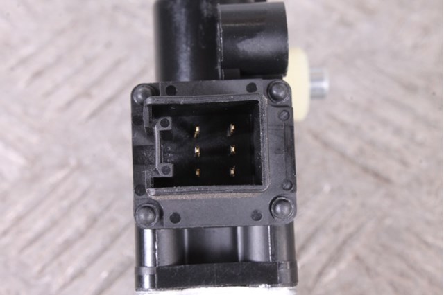 Двигун склопідіймача двері передньої, правої D6515858XB MAZDA