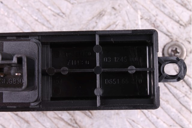 Кнопка підйомника переднього правого скла D65166370 MAZDA