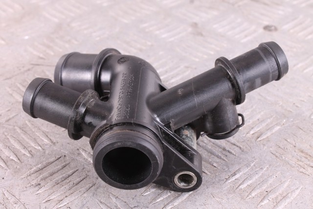 Фланець системи охолодження (трійник) DS7G8K556CC FORD