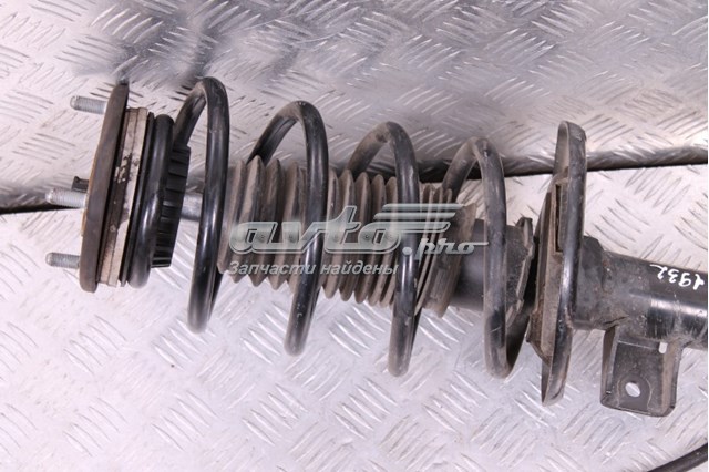 Цапфа - поворотний кулак передній, правий GHP933021A MAZDA