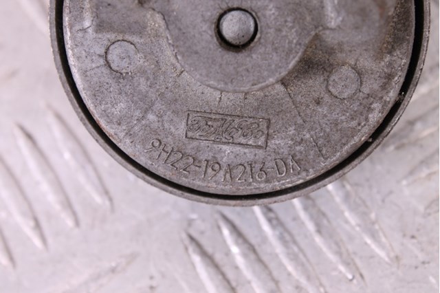 Натягувач приводного ременя LR013506 LAND ROVER