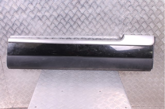 Молдинг передньої правої двері, нижній LR038845 LAND ROVER