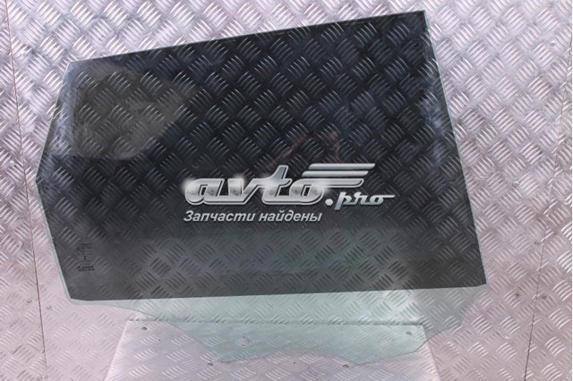 Скло задньої двері правої LR043950 LAND ROVER