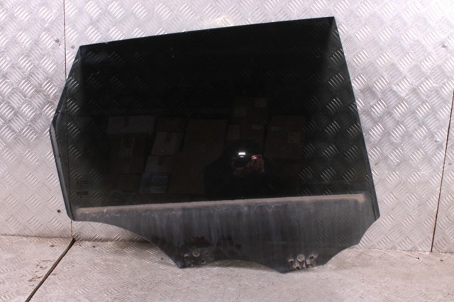 Скло задніх дверей, правих LR043951 LAND ROVER