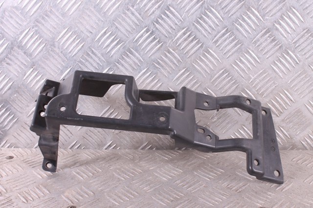 Кріплення протитуманки, лівої LR050518 LAND ROVER