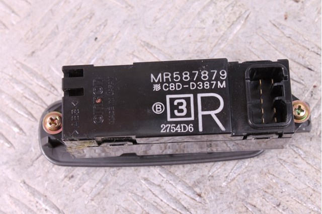 Кнопки заднього правого склопід'ємника MR587879 MITSUBISHI