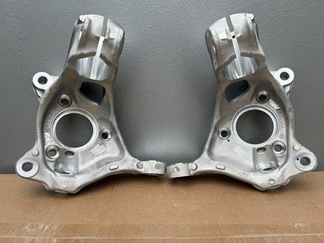 Кулак поворотний передній лівий 5QM407253 MARKET (OEM)