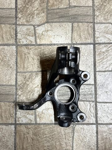 Кулак поворотний передній лівий 5QM407255A VAG