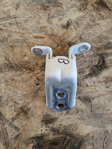 Петля водійських дверей 80401JN00A NISSAN