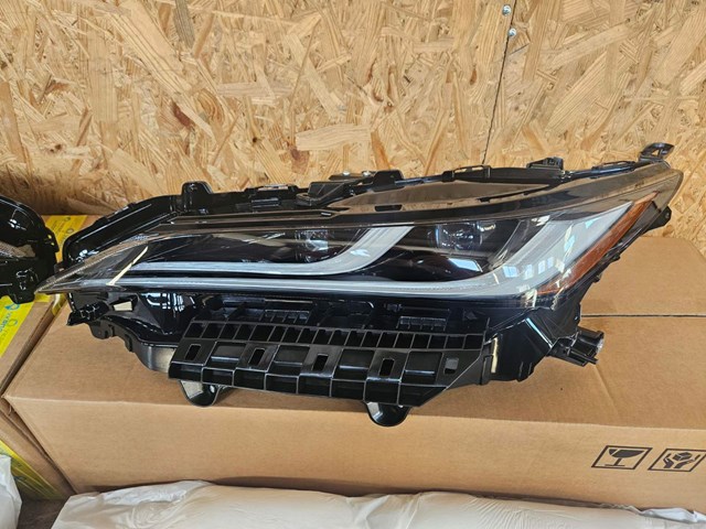 Фара ліва передня 8115048J30 TOYOTA