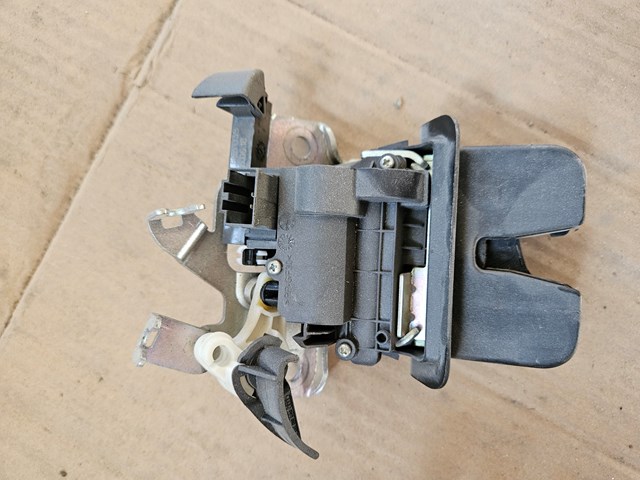 Замок кришки багажника / задніх 3/5-х дверей 8W0827503 VAG