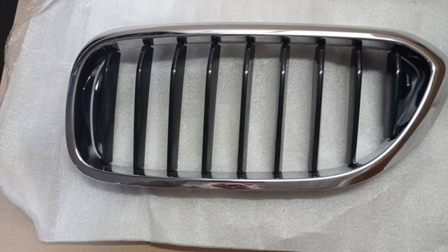 Решітка радіатора ліва 51137390863 BMW