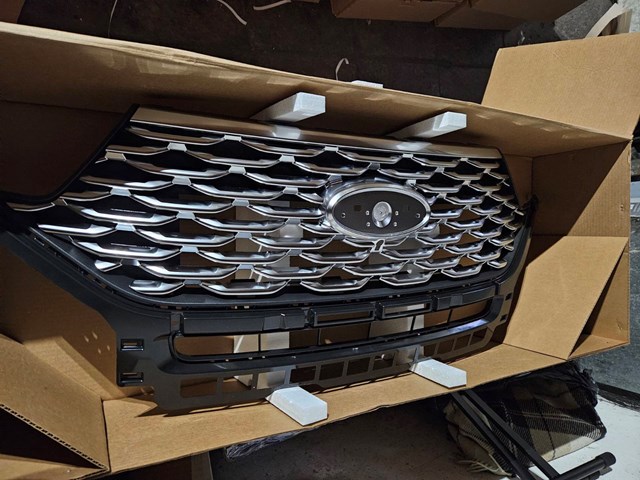 Решітка LB5Z8200DC FORD