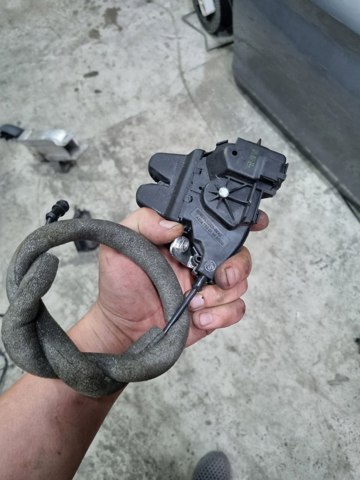 Замок і ручка дверей задка A2047500185 MERCEDES