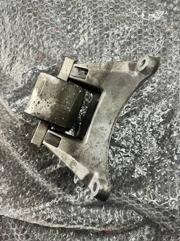 Кронштейн подушки коробки передач A2112420340 MERCEDES
