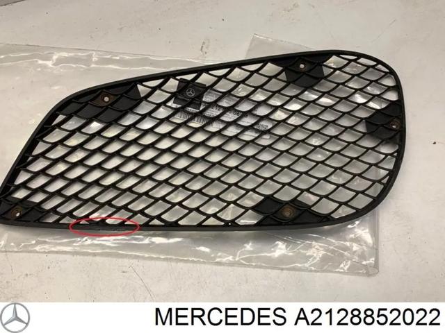 Заглушка, решітка протитуманних фар бампера переднього, права A2128852022 MERCEDES