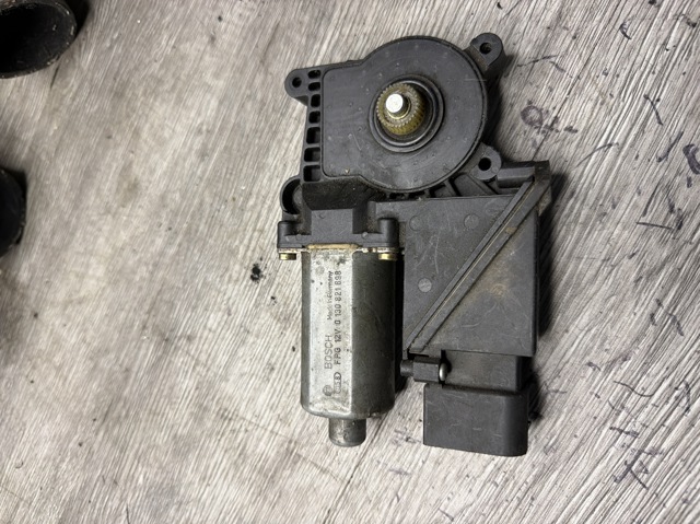 Мотор склопідйомника дверей передніх, правих 0130821698 BOSCH