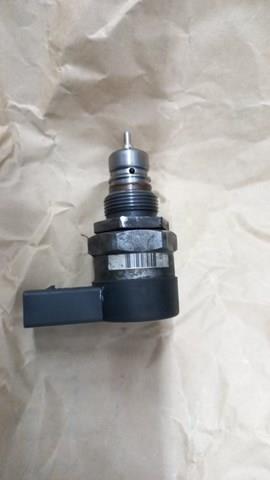 Регулятор тиску палива в паливній рейці 0281006074 BOSCH