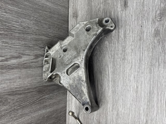 Кронштейн подушки (опори) двигуна, правої 03L199207 VAG