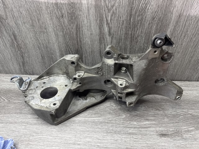 Кронштейн кріплення генератора 03L903143Q VAG