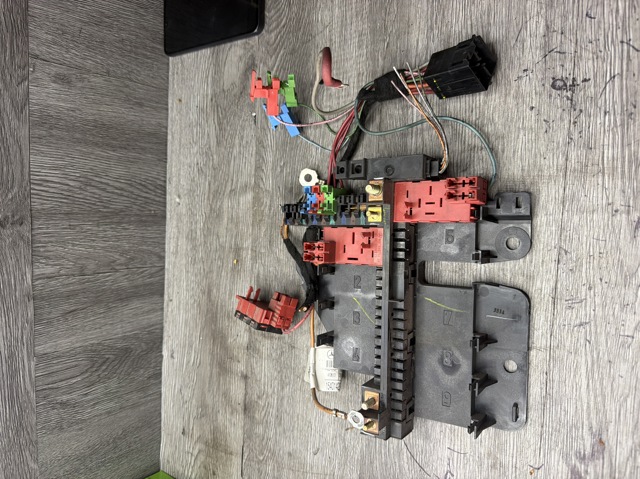 Коробка запобіжників 1635450405 MERCEDES