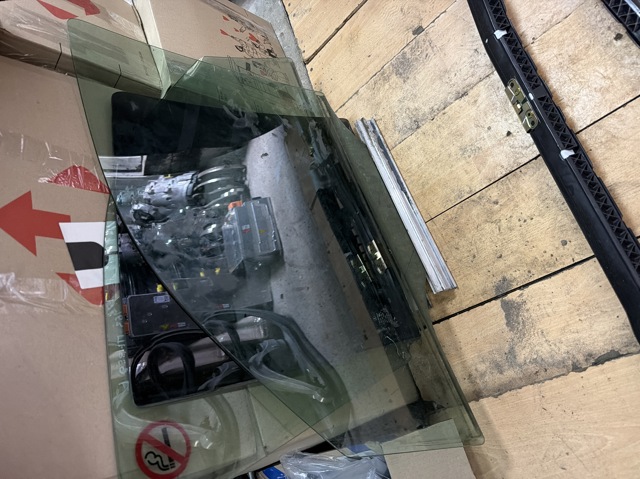 Скло пасажирських дверей 1637200418 MERCEDES