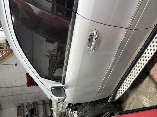 Скло водійських дверей 1647200520 MERCEDES