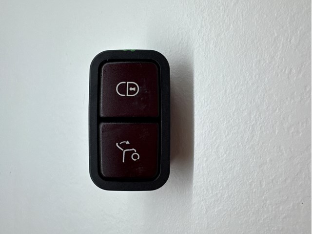Кнопка салону приводу замка 3/5 двері (ляди) / кришки багажнику 2118219451 MERCEDES
