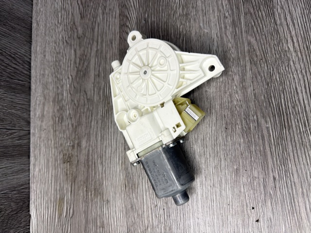 Моторчик склопідйомника двері задніх, лівих 2518200108 MERCEDES