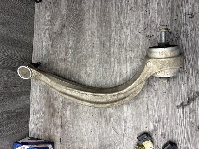 Правий важіль передній нижній підвіски 4M0407696D VAG
