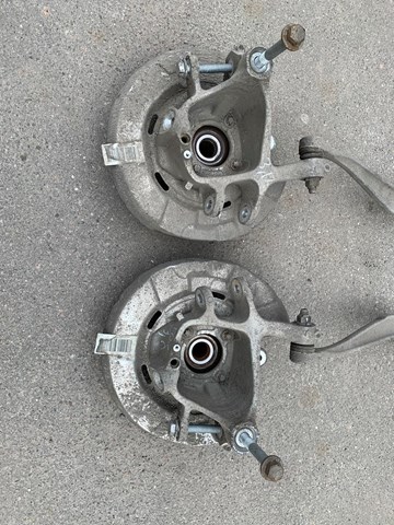 Кулак поворотний лівий 33326796497 BMW