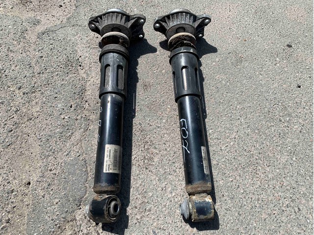 Стійка амортизатора задня 33526798150 BMW