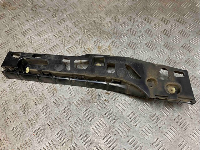 Кронштейн зовнішньої накладки порога правого 51777387348 BMW